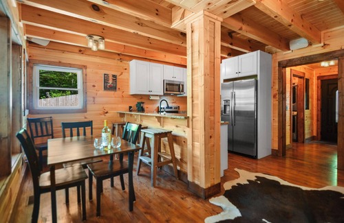 Ellijay Cabin | Private Mountain Oasis! Hot tub, Fire Pit & Games in Blue Ridge Mountains! Dogs!