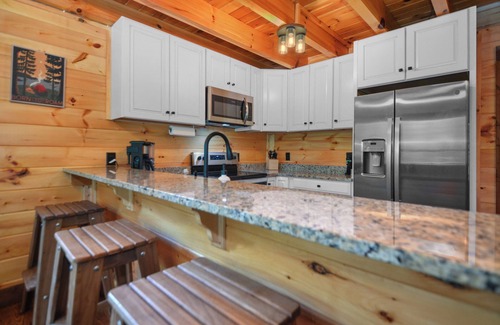 Ellijay Cabin | Private Mountain Oasis! Hot tub, Fire Pit & Games in Blue Ridge Mountains! Dogs!