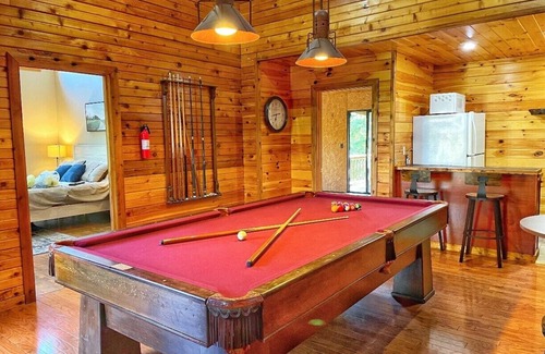 Cosby Cabin | Private Mountain View Luxury Cabin with Hiking Trails, Creek, Games,and More!