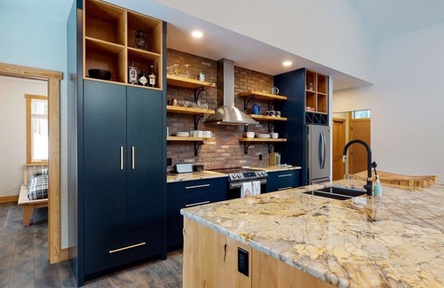 Golden Cabin | Private mountainside cabin in the woods. 2 acre parcel & beautiful outdoor space