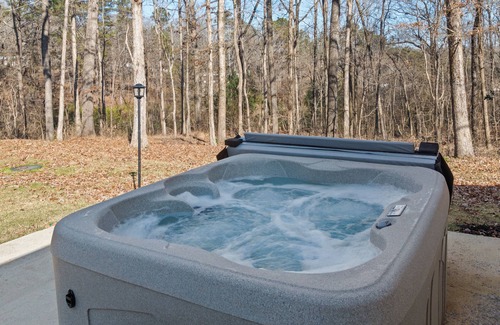Northport House | Private Northport 4BR Cottage | Hot Tub, Game room, Workspace, Mins to DT UA