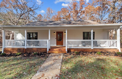 Northport House | Private Northport 4BR Cottage | Hot Tub, Game room, Workspace, Mins to DT UA