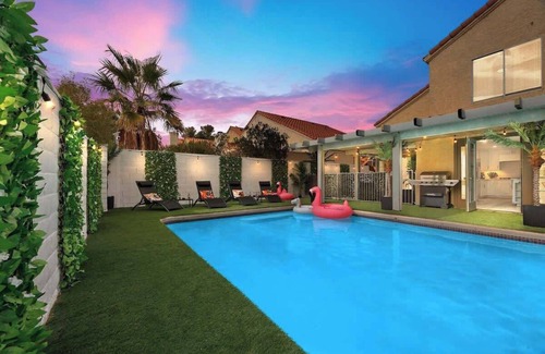 The Section Seven House | Private Oasis Luxury Villa~King Beds & Pool