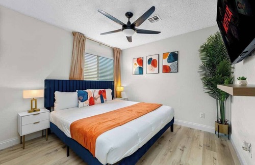 The Section Seven House | Private Oasis Luxury Villa~King Beds & Pool