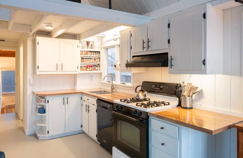 Madequecham House | Private Oceanfront 3BR Cottage