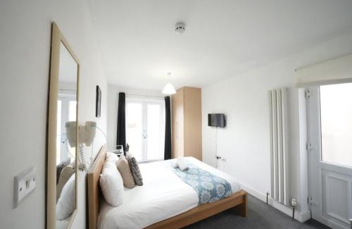 Heathrow Villages House | Private on suites- Private Bathroom every room-1 Bus to Heathrow Airport