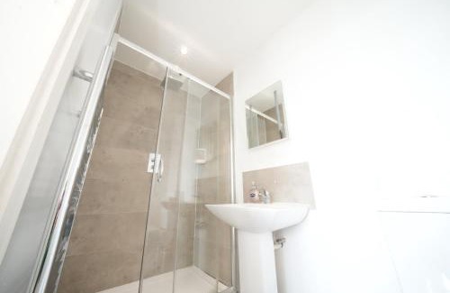 Heathrow Villages House | Private on suites- Private Bathroom every room-1 Bus to Heathrow Airport