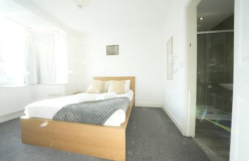 Heathrow Villages House | Private on suites- Private Bathroom every room-1 Bus to Heathrow Airport
