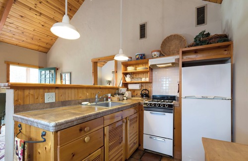 Ahwahnee Cottage | Private One-Bedroom Cottage with Kitchen: Your Romantic Hideaway near Yosemite