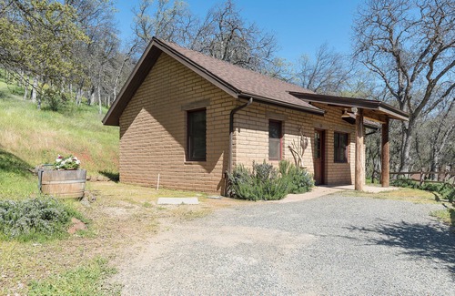 Ahwahnee Cottage | Private One-bedroom Cottage with Kitchen: Your Romantic Hideaway near Yosemite