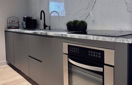Pittsburgh Apartment | Private Parking Stylish Elegance King bed