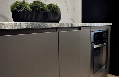 Pittsburgh Apartment | Private Parking Stylish Elegance King bed