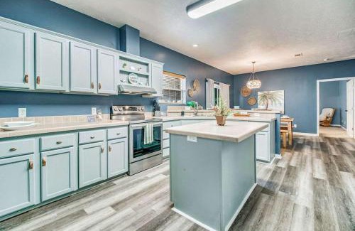 Ono Island House | Private Patio & Close to Beach Coastal Cottage