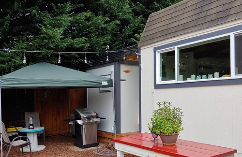 Vancouver Apartment | Private & peaceful park-like paradise. Plus, HOT TUB!