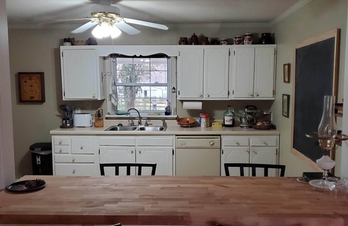 Greensboro House | Private & Peaceful w/Hot Tub, Fireplace, Popcorn Machine. 15 Mins to Everything
