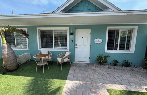 Bradenton Beach Apartment | PRIVATE POOL 2 bedroom 2 bathroom and just 2 blocks from the beach