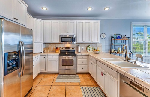 Plantation House | Private Pool, less than 5 minute walk to beach, Tennis and Pickleball Court!