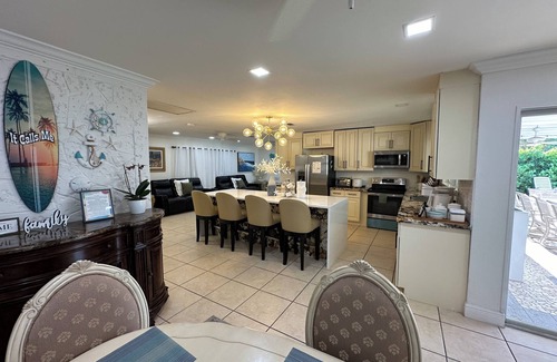 Hunt Club House | PRIVATE POOL & HOT TUB HOME IN PALM BEACH GARDENS 5 BEDRMS 4 BATHS