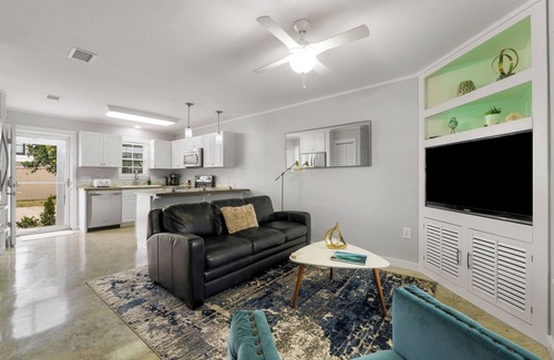 Sunnyside House | Private Pool Backyard Oasis! Tiki Bar. 3 blocks to beach. Quiet West End by 30A!