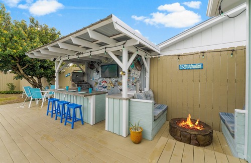 Sunnyside House | Private Pool Backyard Oasis! Tiki Bar. 3 blocks to beach. Quiet West End by 30A!