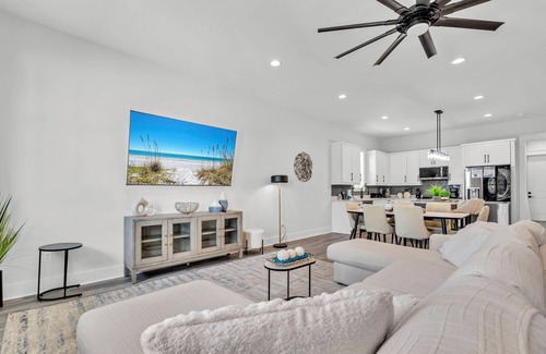 Bahama Beach House | 🌴Private Pool-Walk to Beach-Great Location-Evergreen Unit A☀️