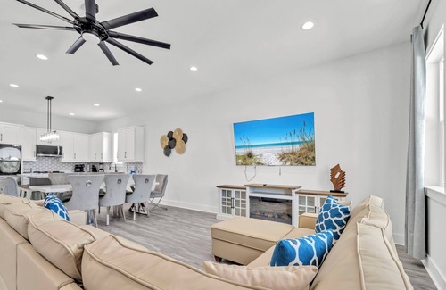 Bahama Beach House | 🌴Private Pool-Walk to Beach-Great Location-Evergreen Unit B☀️