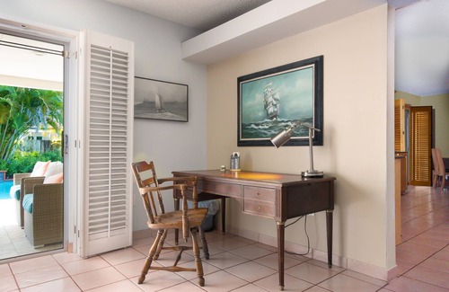 Ludlam House | Private Pool w/Hot Tub! Family Friendly Subtropical Retreat w/Huge Yard