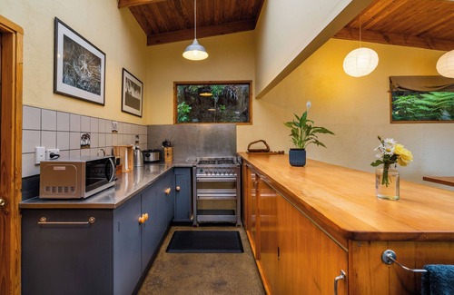 Collingwood Cabin | Private retreat for groups in stunning native bush with sea views.