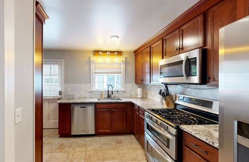 Westside House | Private retreat in the heart of the city with luxe furnishings and central AC