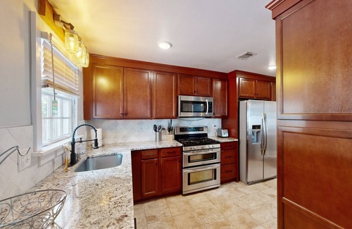 Westside House | Private retreat in the heart of the city with luxe furnishings and central AC