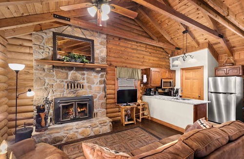 Branson Theater District Cabin | Private Retreat! King Bed, Whirlpool Tub, Large Deck, Resort Amenities! | 154