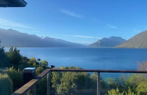 Kelvin Heights House | Private Retreat - Stunning Lake & Mountain Views