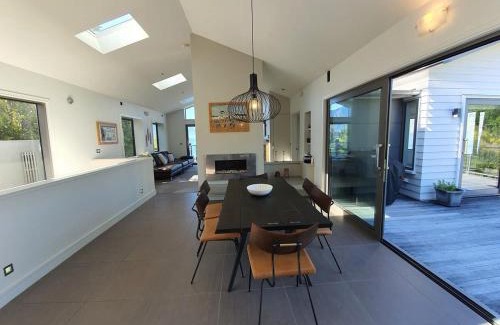 Kelvin Heights House | Private Retreat - Stunning Lake & Mountain Views
