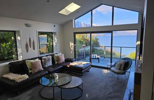 Kelvin Heights House | Private Retreat - Stunning Lake & Mountain Views