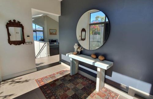 Kelvin Heights House | Private Retreat - Stunning Lake & Mountain Views