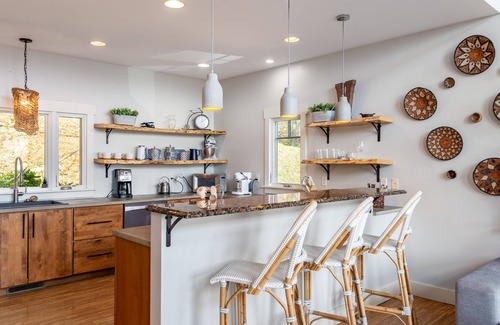 Leicester House | Private Retreat w/Hot Tub, Amazing Views, Game Room | Silver Spoon by AvantStay