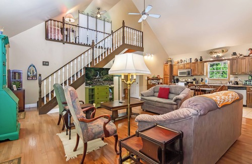 Blairsville House | Private River Access! 5 minutes to town, Hot tub, Games, Dog Friendly, firepit