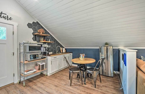 Hiawassee Apartment | Private Riverside Studio - Hot Tub, King BD, Near Wedding Venue
