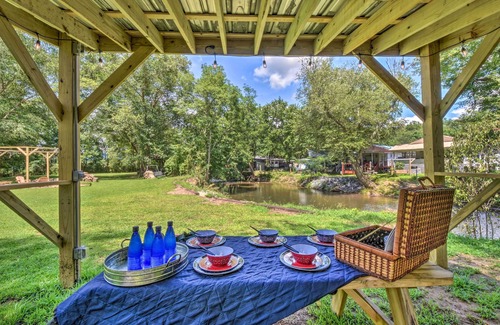 Hiawassee Apartment | Private Riverside Studio - Hot Tub, King BD, Near Wedding Venue