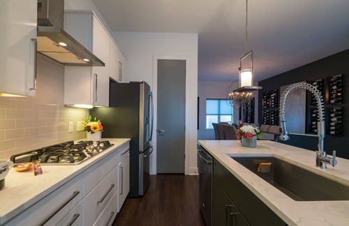 Edgehill House | Private Rooftop, Fire Pit, & Downtown Views - 3BR/4BA House