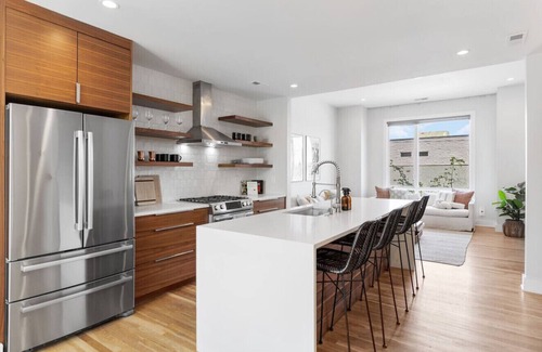 East End House | Private Rooftop, Garage - Walk to Restaurants, Shops & Coffee