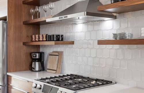 East End House | Private Rooftop, Garage - Walk to Restaurants, Shops & Coffee