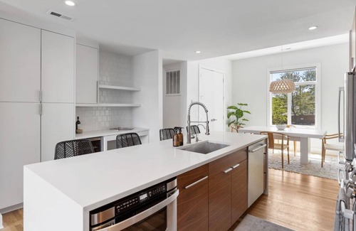 East End House | Private Rooftop, Garage - Walk to Restaurants, Shops & Coffee