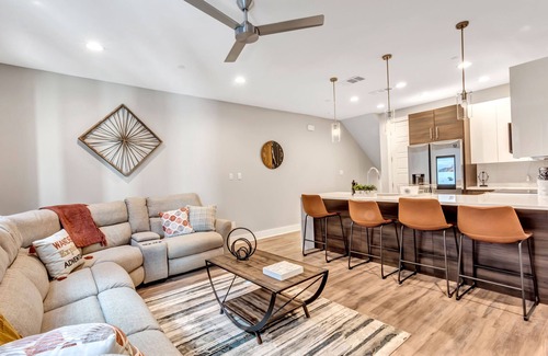 Fort Worth House | Private Rooftop Patio+4 Story Home w/Peloton Bike in Downtown Fort Worth