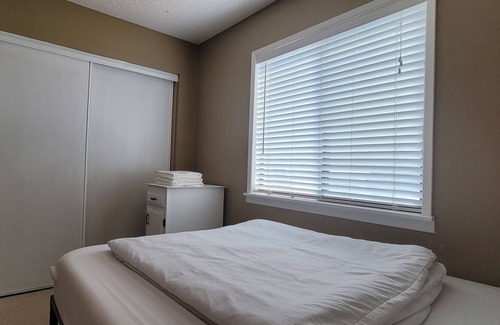 Ridgecrest House | Private Room [#1] - 2 Queen Beds - Shared Bathroom