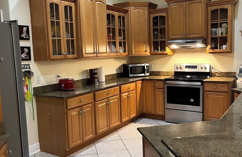 Town 'n' Country House | Private Room “B” with Shared Full Bathroom in Central Tampa