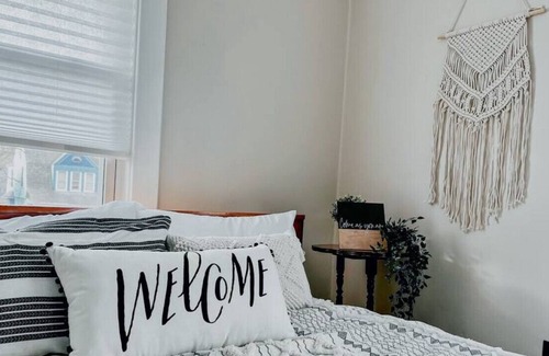 Kalamazoo House | PRIVATE room, Close to DT & airport + Free Parking and cleaning