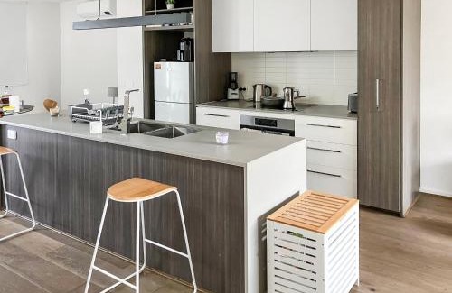 Highton Apartment | Private Room & Ensuite, in hosted Modern 2 bedroom Apartment- full use of all facilities