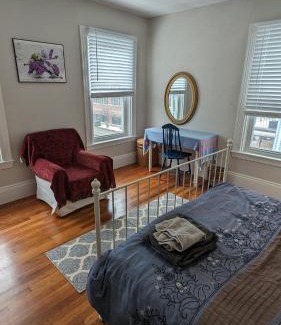 Hyde Square House | Private Room in a Grand House