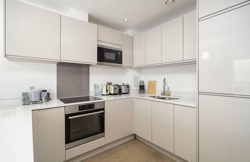 Barking Apartment | Private Room in Flat with Stunning Views